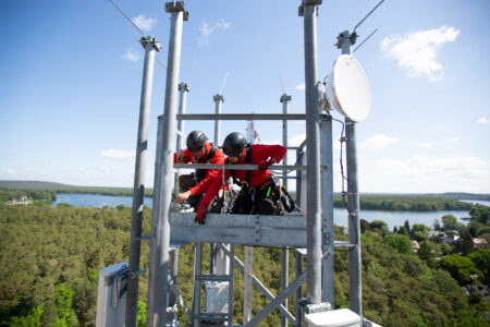 Netzausbau: Vodafone-Techniker montieren 5G-Antennen auf einer Mobilfunk-Station in Berlin.